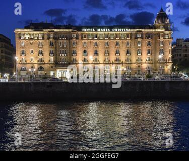 San Sebastian, Spanien - 29 Aug 2021: Hotel Maria Cristina beleuchtet am Ufer des Urumea Flusses Stockfoto