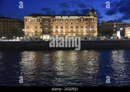 San Sebastian, Spanien - 29 Aug 2021: Hotel Maria Cristina beleuchtet am Ufer des Urumea Flusses Stockfoto