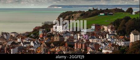 Blick über die Altstadt von Hastings, den Strand, den Pier und hinüber in Richtung Beachy Head. Stockfoto