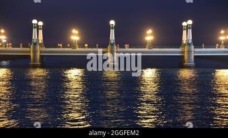 San Sebastian, Spanien - 29. Aug 2021: Lichter von der Kursal-Brücke spiegeln sich auf dem Wasser des Urumea-Flusses Stockfoto