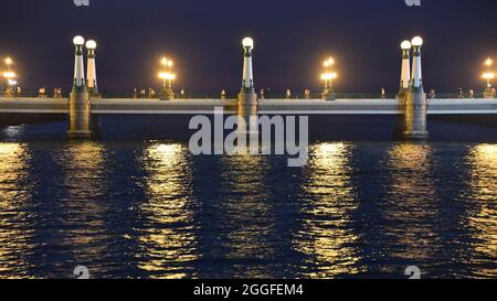 San Sebastian, Spanien - 29. Aug 2021: Lichter von der Kursal-Brücke spiegeln sich auf dem Wasser des Urumea-Flusses Stockfoto