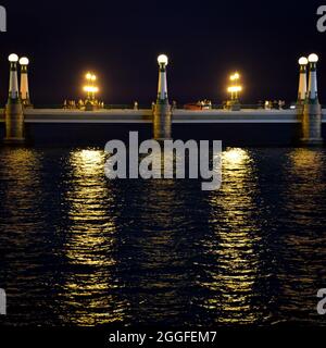 San Sebastian, Spanien - 29. Aug 2021: Lichter von der Kursal-Brücke spiegeln sich auf dem Wasser des Urumea-Flusses Stockfoto