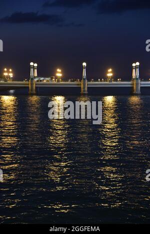 San Sebastian, Spanien - 29. Aug 2021: Lichter von der Kursal-Brücke spiegeln sich auf dem Wasser des Urumea-Flusses Stockfoto