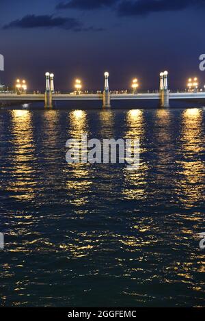 San Sebastian, Spanien - 29. Aug 2021: Lichter von der Kursal-Brücke spiegeln sich auf dem Wasser des Urumea-Flusses Stockfoto