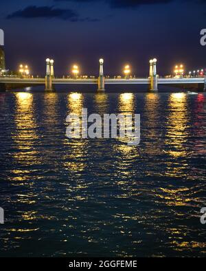 San Sebastian, Spanien - 29. Aug 2021: Lichter von der Kursal-Brücke spiegeln sich auf dem Wasser des Urumea-Flusses Stockfoto