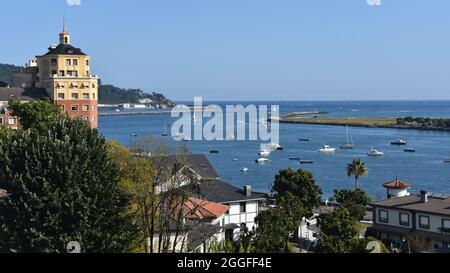 Hondarribia, Spanien - 29 Aug 2021: Blick auf die Bucht von Txingudi von der Altstadt von Honarribia Stockfoto