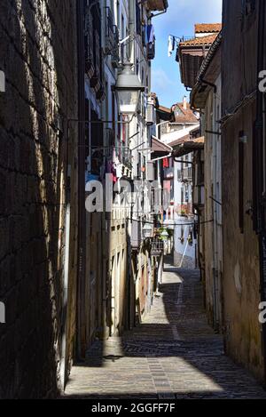 Hondarribia, Spanien - 29 Aug 2021: Traditionelle baskische Häuser in den Kopfsteinpflasterstraßen der Altstadt von Hondarribia Stockfoto