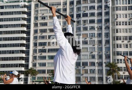 Wohlbefinden, aktive ältere und mittlere Frauen in der Tai-Chi-chuan-Klasse am Morgen, Mehrgenerationensozialisierung. Stockfoto