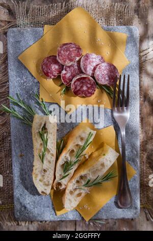 Präsentation der typischen Focaccia und der toskanischen Salami Stockfoto