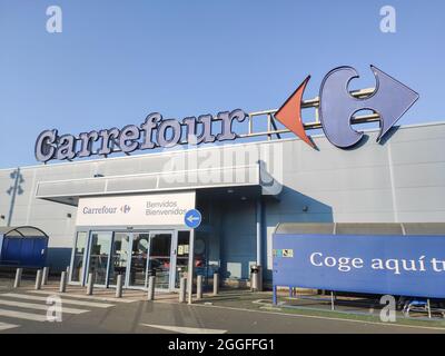 A Coruña , SPANIEN- 24 AUGUST , 2021: Carrefour Hypermarkt und Einkaufszentrum Eingang.Carrefour ist ein Französisch multinationalen Einzelhandelsunternehmen mit Supermärkten , Stockfoto