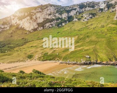 Atemberaubende Luftaufnahme des Strandes von Sonabia in Kantabrien, Spanien.Ferien- und Urlaubskonzept im Norden Spaniens. Stockfoto