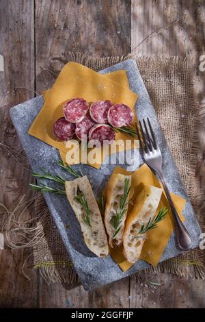 Präsentation der typischen Focaccia und der toskanischen Salami Stockfoto