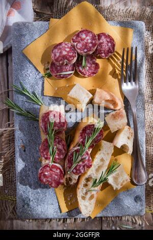 Präsentation der typischen Focaccia und der toskanischen Salami Stockfoto