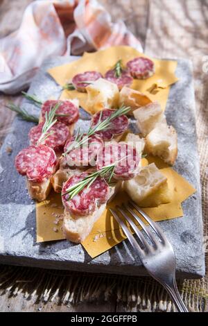 Präsentation der typischen Focaccia und der toskanischen Salami Stockfoto