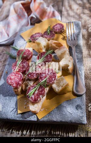 Präsentation der typischen Focaccia und der toskanischen Salami Stockfoto