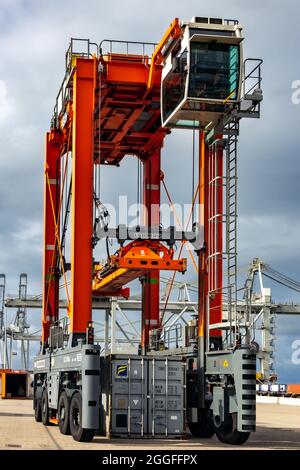 Sattelträger zum Bewegen von Containern in einem Containerterminal. Hafen von Rotterdam, Niederlande. 6. September 2015 Stockfoto