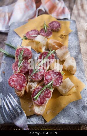 Präsentation der typischen Focaccia und der toskanischen Salami Stockfoto