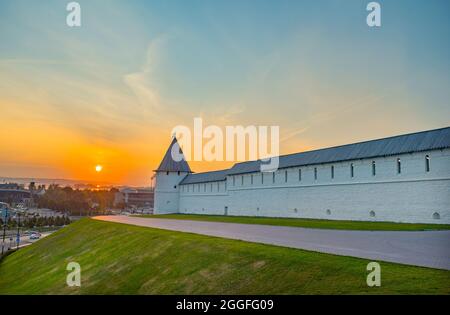 Kasan Kreml am Sommerabend. Tatarstan, Russland. Schöne Aussicht auf die weiße Mauer und die Wolga im Hintergrund. Der Kreml ist das Wahrzeichen von Kazan. Historische Architektur im alten Stadtzentrum von Kazan. UNESCO-Weltkulturerbe. Stockfoto