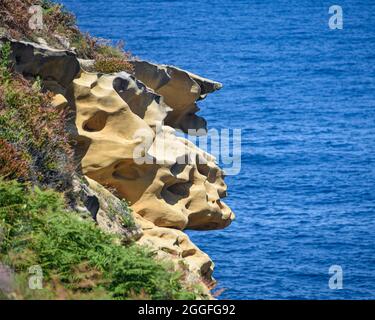 Farbenfrohe Sandsteinfelsen an der kantabrischen Küste. Mount Jaizkibel, Baskenland, Spanien Stockfoto