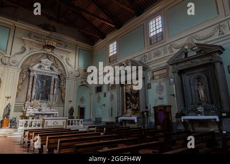 Die Abtei von San Salvatore befindet sich im oberen Teil von Fucecchio, Diözese San Miniato. Die Kirche wurde 986 gegründet und weist einige Spuren der Medien auf Stockfoto