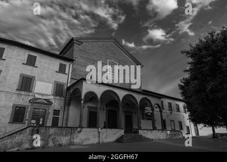 Die Abtei von San Salvatore befindet sich im oberen Teil von Fucecchio, Diözese San Miniato. Die Kirche wurde 986 gegründet und weist einige Spuren der Medien auf Stockfoto