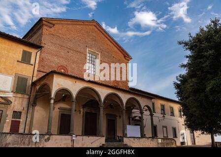 Die Abtei von San Salvatore befindet sich im oberen Teil von Fucecchio, Diözese San Miniato. Die Kirche wurde 986 gegründet und weist einige Spuren der Medien auf Stockfoto