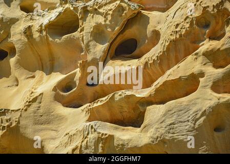 Farbenfrohe Sandsteinfelsen an der kantabrischen Küste. Mount Jaizkibel, Baskenland, Spanien Stockfoto