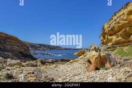 Farbenfrohe Sandsteinfelsen an der kantabrischen Küste. Mount Jaizkibel, Baskenland, Spanien Stockfoto