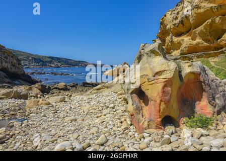 Farbenfrohe Sandsteinfelsen an der kantabrischen Küste. Mount Jaizkibel, Baskenland, Spanien Stockfoto