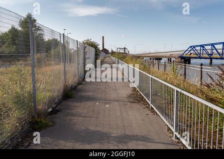 Birkenhead, Großbritannien: Fußgängerweg auf dem Wirral Circular Trail am Fährhafen Twelve Quays am Fluss Mersey. Stockfoto