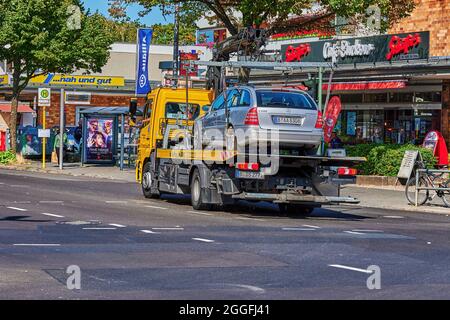 Berlin, Deutschland - 17. September 2020: Notfall-LKW des Automobilclubs ADAC mit einem Fahrzeug auf dem Ladebett. Stockfoto