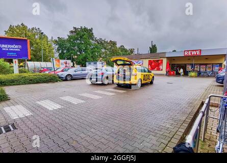 Berlin, Deutschland - 30. August 2021: Rettungsfahrzeug des Automobilclubs ADAC auf einem Supermarkt-Parkplatz. Stockfoto