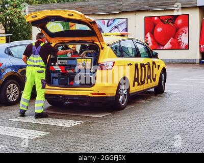 Berlin, Deutschland - 30. August 2021: Rettungsfahrzeug des Automobilclubs ADAC auf einem Supermarkt-Parkplatz. Stockfoto
