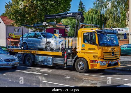 Berlin, Deutschland - 17. September 2020: Notfall-LKW des Automobilclubs ADAC mit einem Fahrzeug auf dem Ladebett. Stockfoto