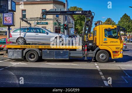 Berlin, Deutschland - 17. September 2020: Notfall-LKW des Automobilclubs ADAC mit einem Fahrzeug auf dem Ladebett. Stockfoto