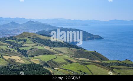 Hondarribia, Spanien - 29. Aug 2021: Blick auf das Baskenland und die kantabrische Küste vom Gipfel des Mount Jaizkibel Stockfoto