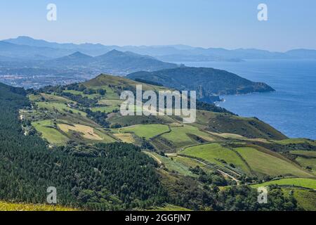 Hondarribia, Spanien - 29. Aug 2021: Blick auf das Baskenland und die kantabrische Küste vom Gipfel des Mount Jaizkibel Stockfoto