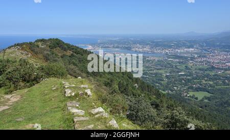 Hondarribia, Spanien - 29. Aug 2021: Blick auf das Baskenland und die kantabrische Küste vom Gipfel des Mount Jaizkibel Stockfoto