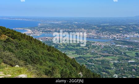 Hondarribia, Spanien - 29. Aug 2021: Blick auf das Baskenland und die kantabrische Küste vom Gipfel des Mount Jaizkibel Stockfoto