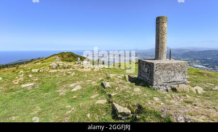 Hondarribia, Spanien - 29. Aug 2021: Blick auf das Baskenland und die kantabrische Küste vom Gipfel des Mount Jaizkibel Stockfoto