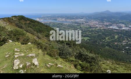 Hondarribia, Spanien - 29. Aug 2021: Blick auf das Baskenland und die kantabrische Küste vom Gipfel des Mount Jaizkibel Stockfoto