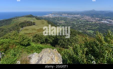 Hondarribia, Spanien - 29. Aug 2021: Blick auf das Baskenland und die kantabrische Küste vom Gipfel des Mount Jaizkibel Stockfoto