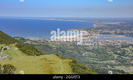 Hondarribia, Spanien - 29. Aug 2021: Blick auf das Baskenland und die kantabrische Küste vom Gipfel des Mount Jaizkibel Stockfoto