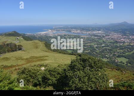 Hondarribia, Spanien - 29. Aug 2021: Blick auf das Baskenland und die kantabrische Küste vom Gipfel des Mount Jaizkibel Stockfoto