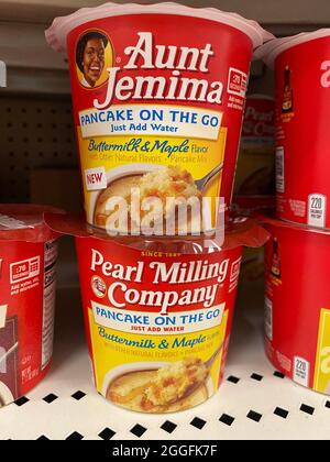 Aunt Jemima und Pearl Milling Company Produkte zusammen im Regal bei Target. Tante Jemima wurde im Februar 2021 in Pearl Milling Company umbenannt. Stockfoto