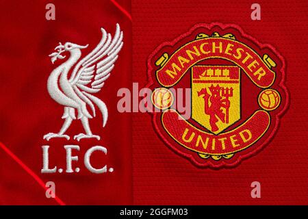 Nahaufnahme des Vereinswappens von Manchester United & Liverpool FC Stockfoto