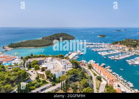 Eine Luftaufnahme der Küstenstadt Vrsar, Boote und Yachten in der Marina, Insel Sveti Juraj auf der Vorderseite, und mehrere Inseln auf der rechten Seite, Istrien, Kroatien Stockfoto