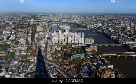 Luftaufnahme der Themse in London von der Shard 2015 London Bridge, der Millenium Bridge und der St. Paul's Cathedral Stockfoto