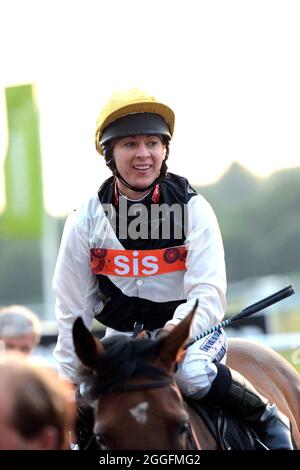 Der englische Jockey Hayley Turner OBE tritt im Dunstall Park mit Capella's Song im Flachrennen an. Stockfoto