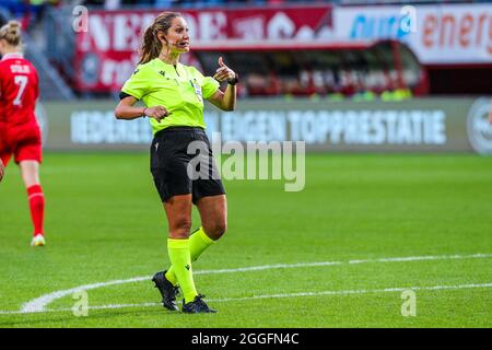 ENSCHEDE, NIEDERLANDE - 31. AUGUST: Schiedsrichter Eleni Antoniou während des Spiels der UEFA Women's Champions League 2021/2022 in der zweiten Qualifikationsrunde zwischen dem FC Twente und SL Benfica am 31. August 2021 in Grolschveste in Enschede, Niederlande (Foto: Albert ten Hove/Orange Picles) Stockfoto